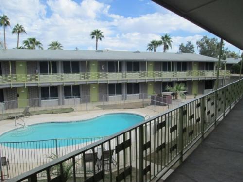 Thrive Tempe Exterior and Clubhouse